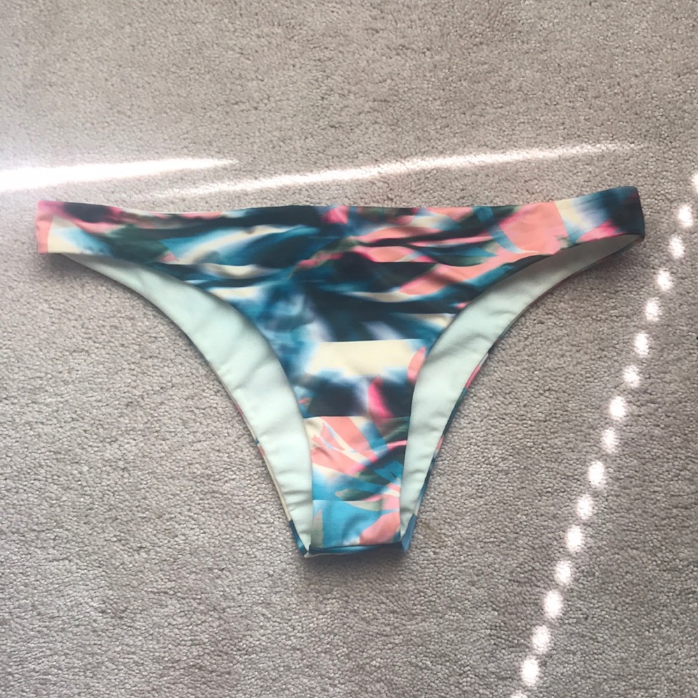 NWOT Roxy Cheeky Bikini Bottoms